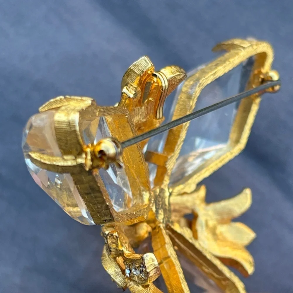 Kenneth Jay Lane 1970's Rare Custom Vintage Gold-tone and Lucite Crystal Brooch - Picture 5 of 5